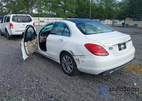 2017 Mercedes-Benz C 300 4Matic/Luxury 4Matic/Sport 4Matic z USA, uszkodzony, nr VIN 55SWF4KB5HU195216